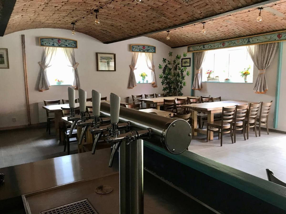 Bendovsky Dvur Bed & Breakfast Dusniky Exterior foto