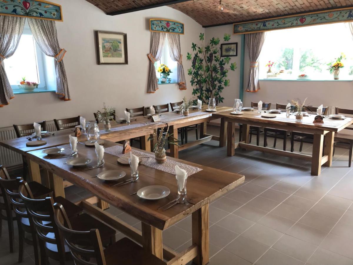 Bendovsky Dvur Bed & Breakfast Dusniky Exterior foto