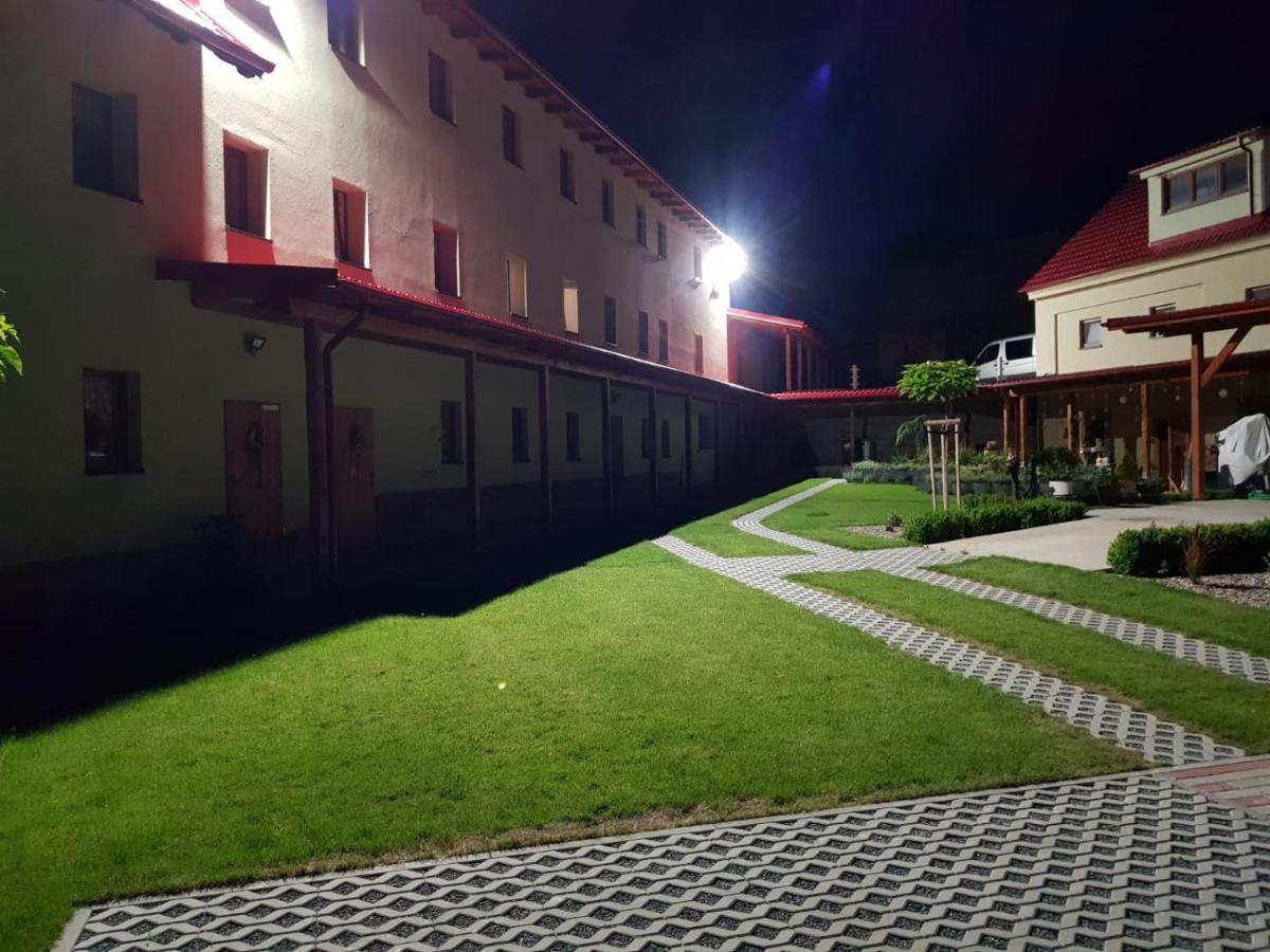 Bendovsky Dvur Bed & Breakfast Dusniky Exterior foto