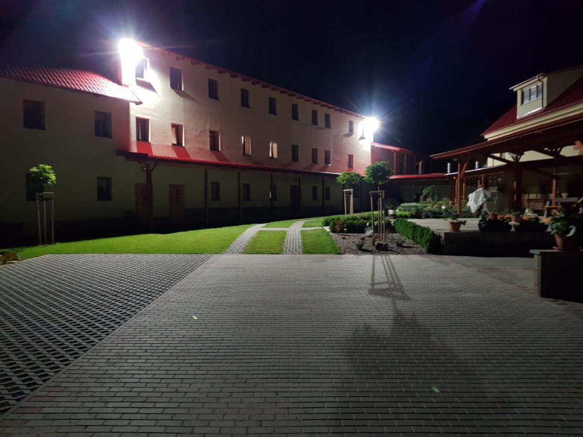 Bendovsky Dvur Bed & Breakfast Dusniky Exterior foto